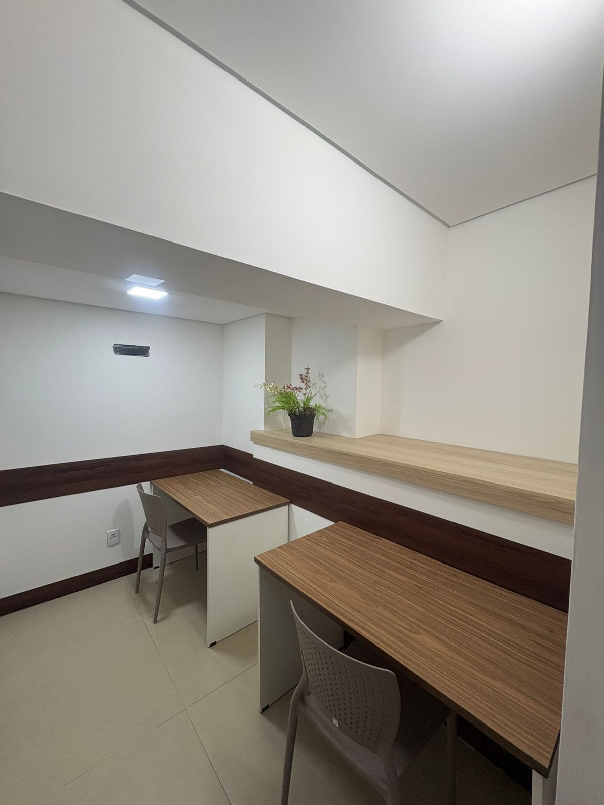 Sala compartilhada com estações de trabalho