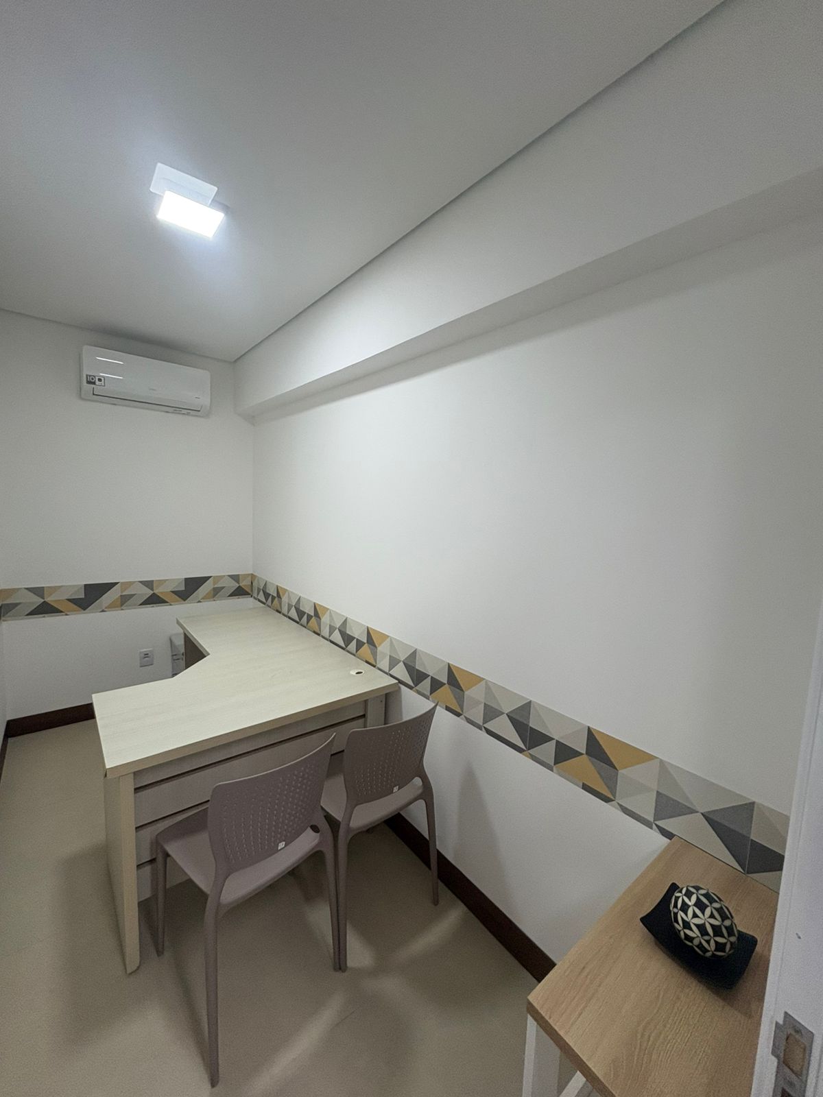 Sala privativa com mesa em L